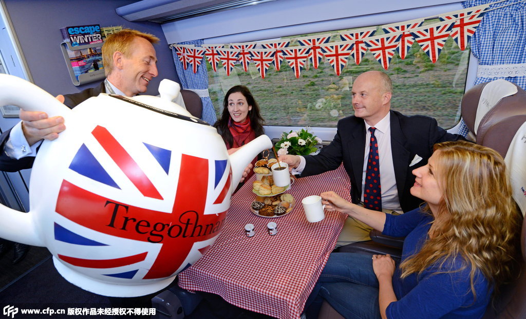 世界最大可用茶壶亮相英国列车