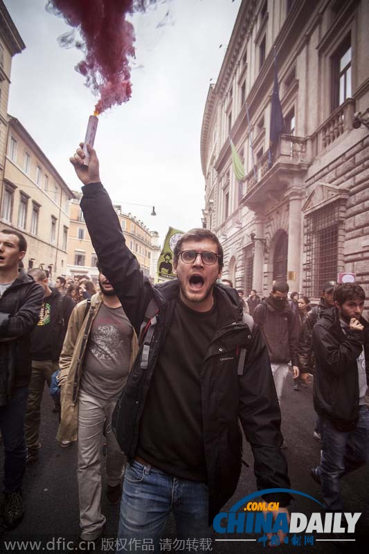意大利民众抗议就业法案改革 与警方激烈冲突