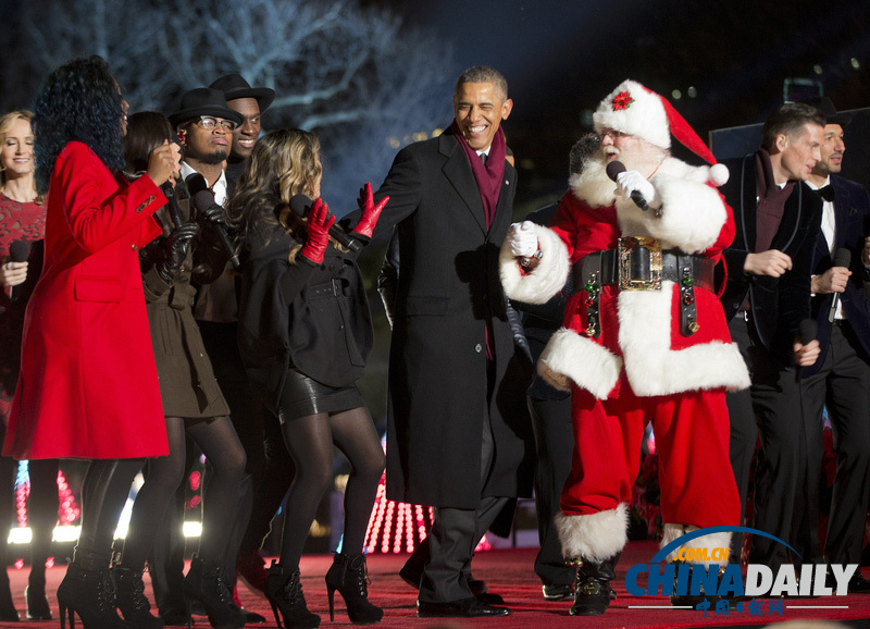 奥巴马一家出席圣诞树亮灯仪式 与圣诞老人热舞