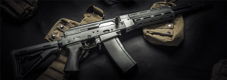 AK系列新款步枪面世 身着紧身衣女郎持弹夹展示