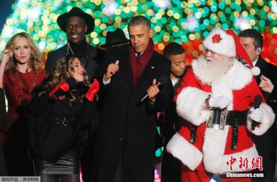 奥巴马点亮白宫圣诞树 与圣诞老人同台共舞