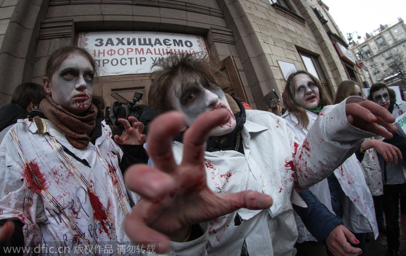 乌克兰民众扮僵尸游行抗议乌电视播放俄罗斯节目