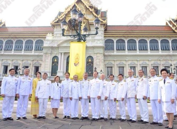 泰国前总理英拉等现身贺国王寿辰