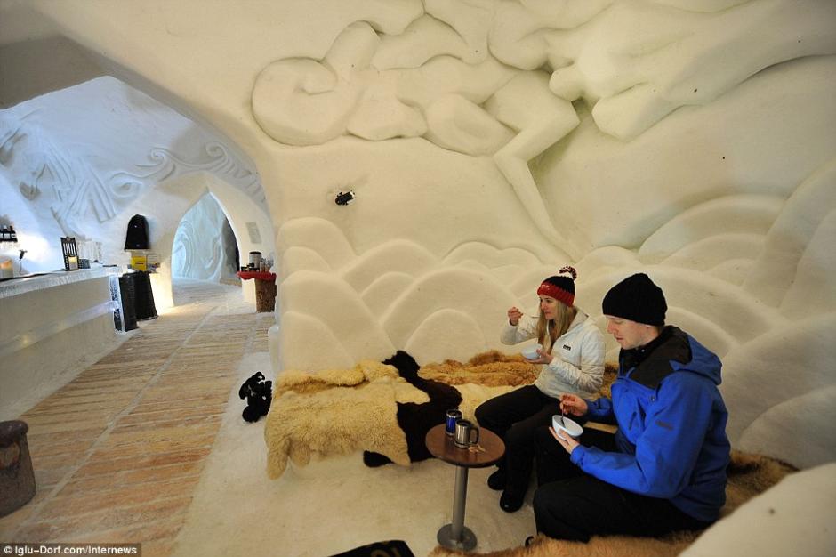 瑞士冰雪酒店受追捧 雪洞内泡热水澡乐享冰火两重天