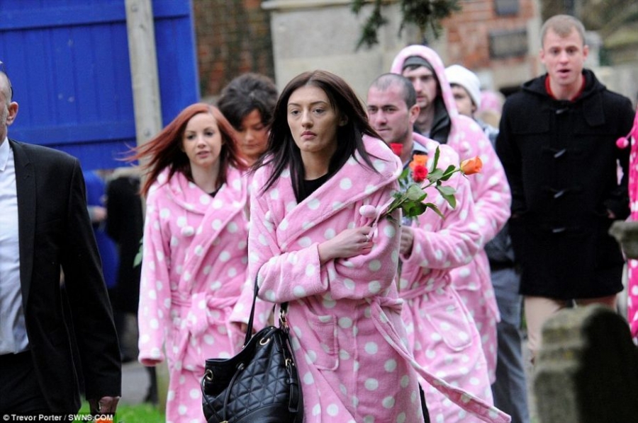 数百人穿粉色睡衣出席少年葬礼
