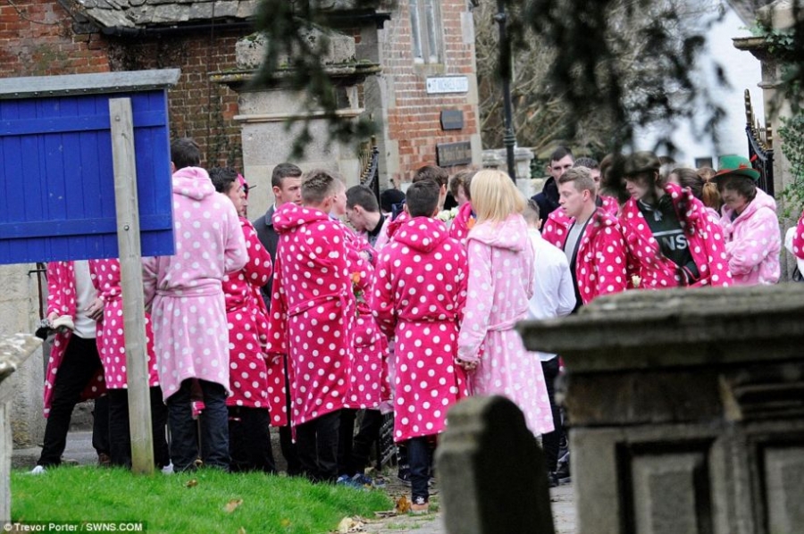 数百人穿粉色睡衣出席少年葬礼