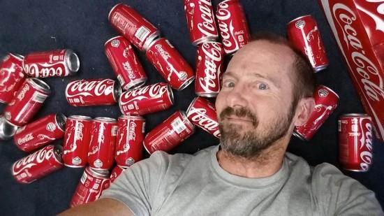 美国男子为证饮料危害大 3个月每天喝10罐可乐