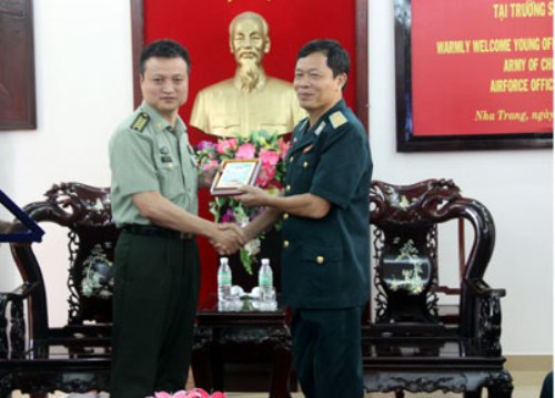 中国青年军官代表团走访越南