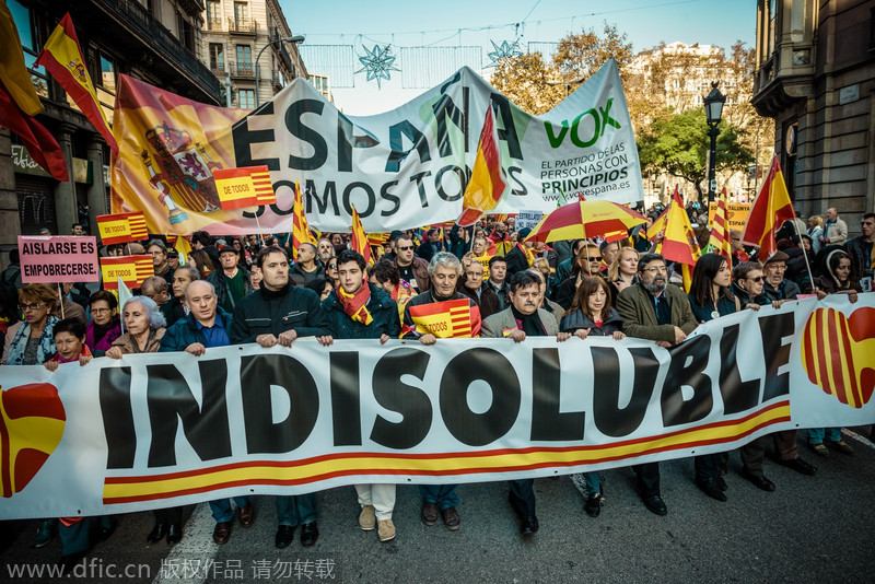 西班牙宪法日：巴塞罗那民众游行支持统一 反对加泰罗尼亚独立