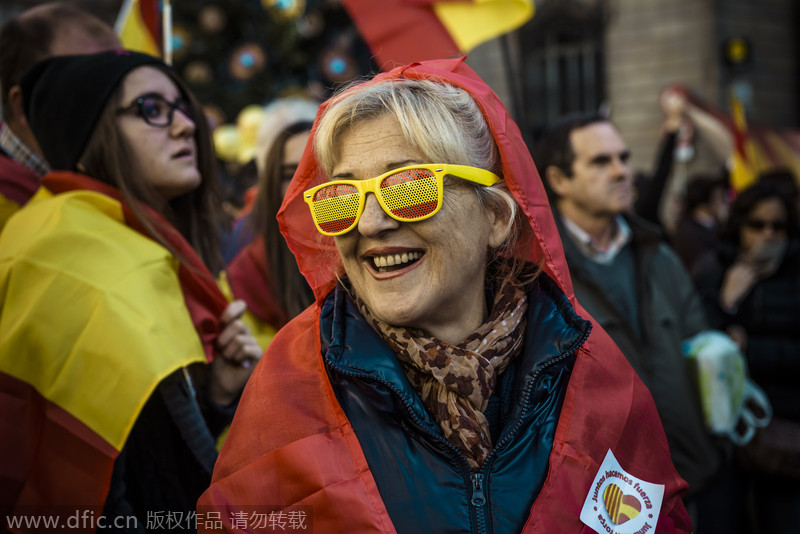 西班牙宪法日：巴塞罗那民众游行支持统一 反对加泰罗尼亚独立
