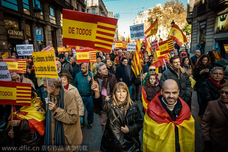 西班牙宪法日:巴塞罗那民众游行支持统一 反对