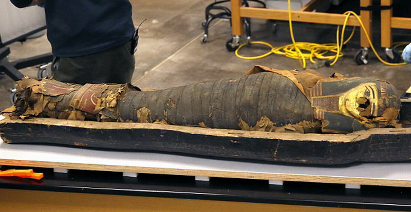 2500年前古埃及石棺首见天日 木乃伊脚趾外露
