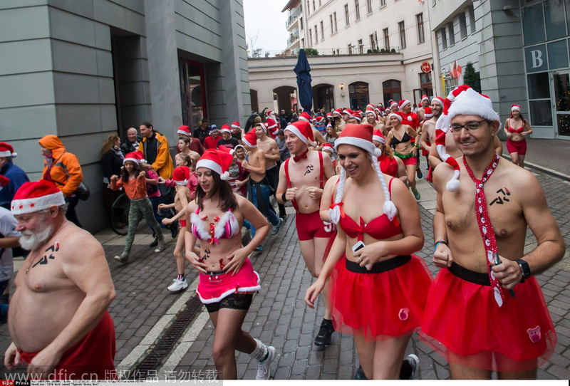 匈牙利举行泳衣圣诞老人慈善跑 男女老少半裸上阵
