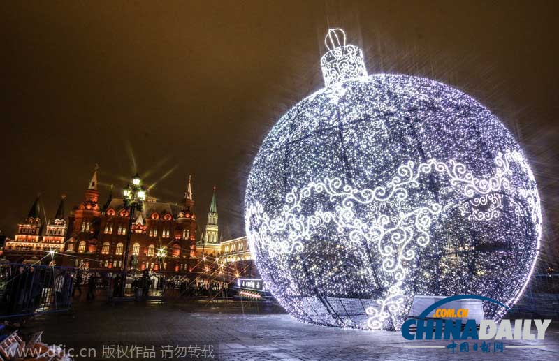 巨型圣诞球灯亮相莫斯科 有望创世界纪录