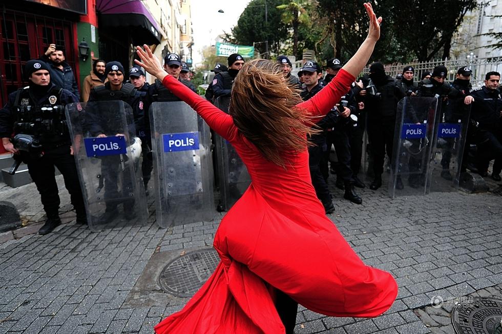 土耳其女子抗议房屋遭强征 警察前翩翩起舞
