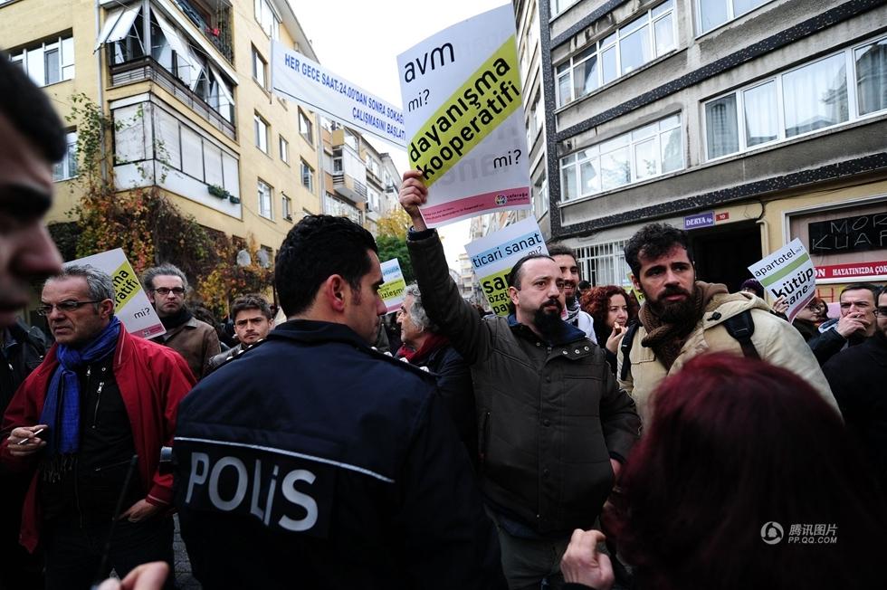 土耳其女子抗议房屋遭强征 警察前翩翩起舞