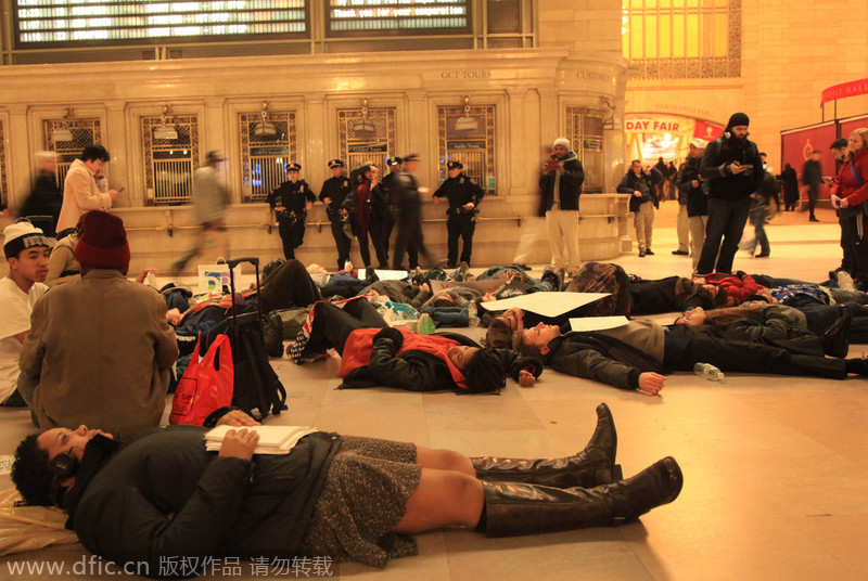 纽约示威者“横尸”街头 抗议黑人受到不公正待遇