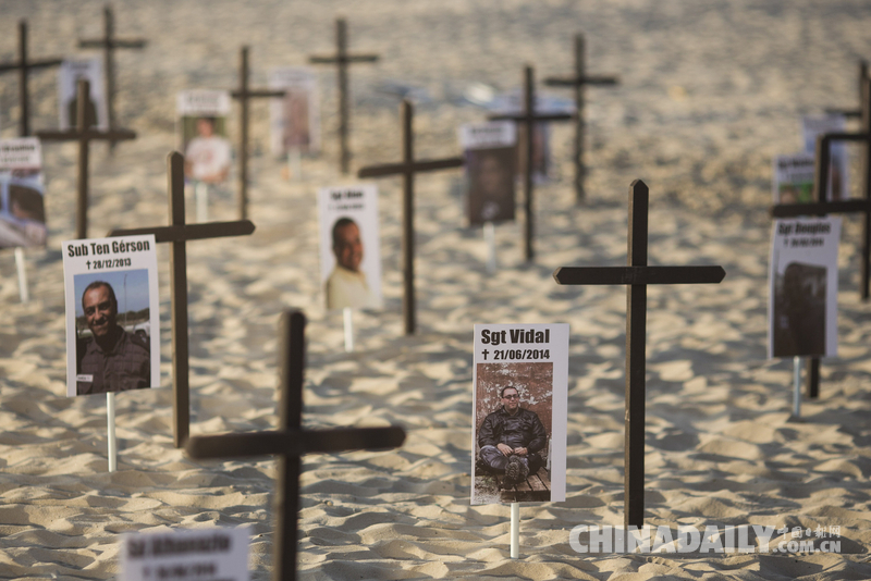 巴西海滩摆放152个十字架 纪念殉职警察