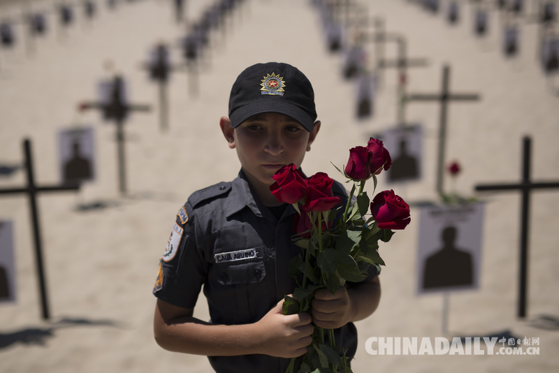 巴西海滩摆放152个十字架 纪念殉职警察