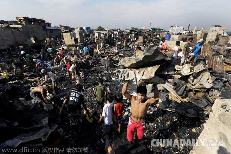 菲律宾马拉翁一处贫民窟遭遇大火　孩童废墟拾荒
