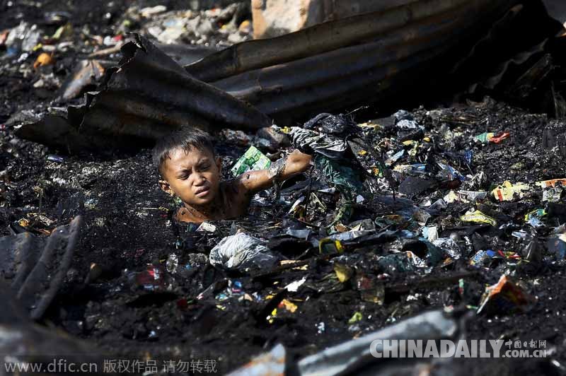菲律宾马拉翁一处贫民窟遭遇大火　孩童废墟拾荒