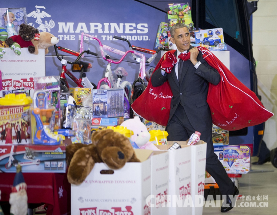 奥巴马夫妇参加慈善活动 背礼物给孩子送玩具