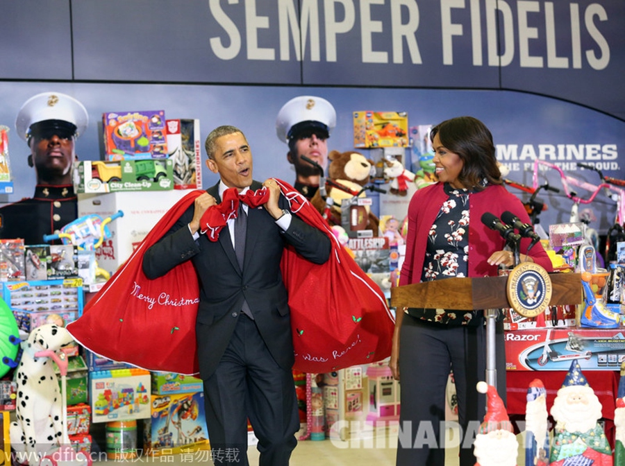 奥巴马夫妇参加慈善活动 背礼物给孩子送玩具