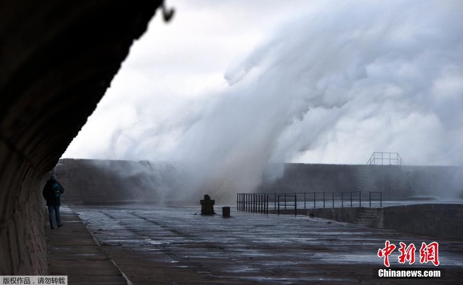 “天气炸弹”将袭英国 风暴掀起巨浪