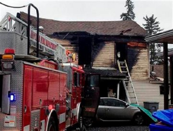 美国康州一住宅楼失火遭烧毁 4死4失踪