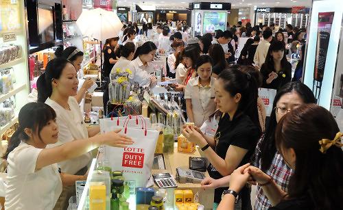 韩国免税店外国人购物额超当地人 中国游客贡献大