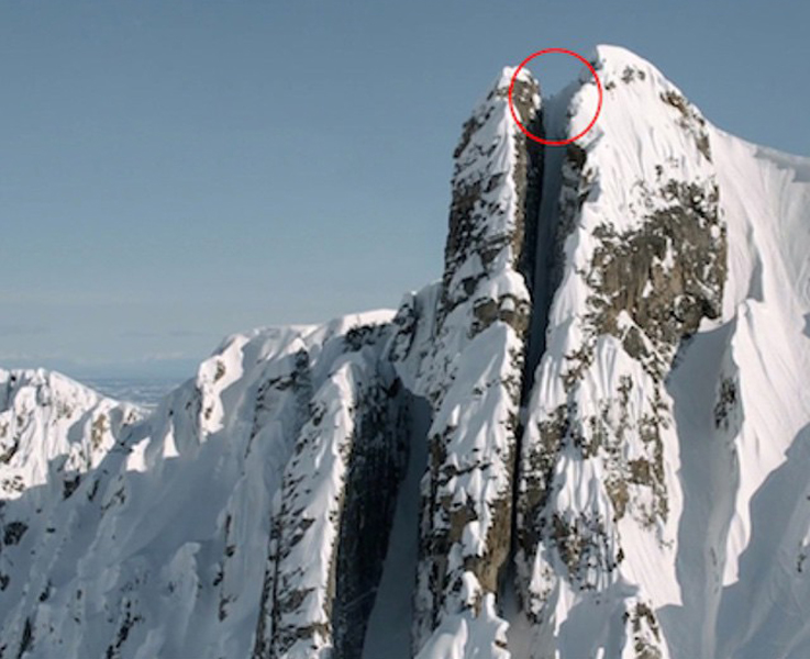 滑雪运动员从垂直山脉滑下 穿过超狭小缝隙引惊叹