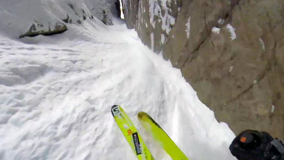 滑雪运动员从垂直山脉滑下 穿过超狭小缝隙引惊叹