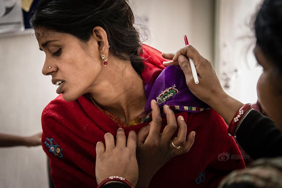 印度女性自卫防强奸：持枪学武