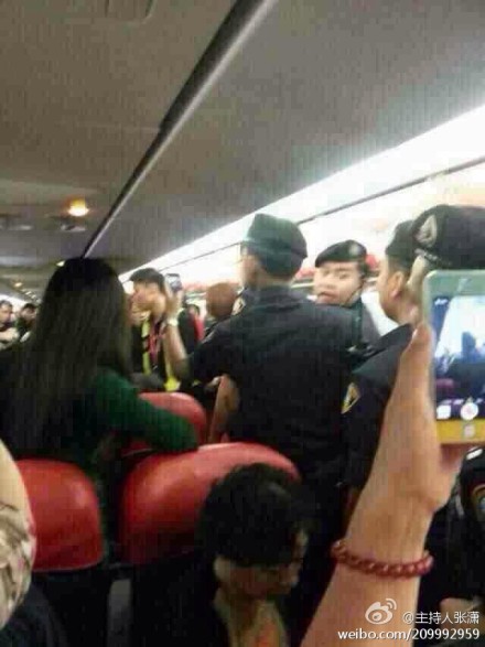 中国游客扬言炸飞机并用开水泼空姐 被泰警方带走