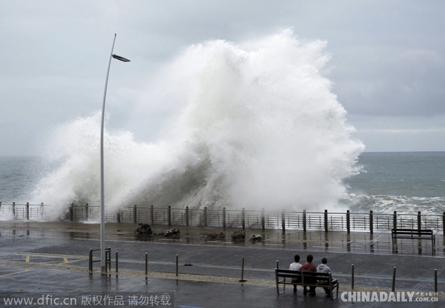 西班牙北部遭遇强风暴袭击 惊涛骇浪场面壮观
