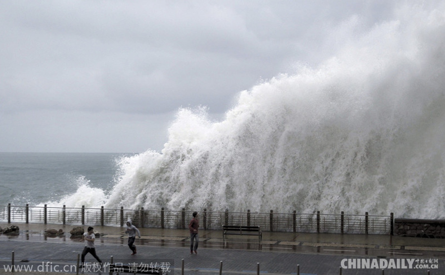西班牙北部遭遇强风暴袭击 惊涛骇浪场面壮观