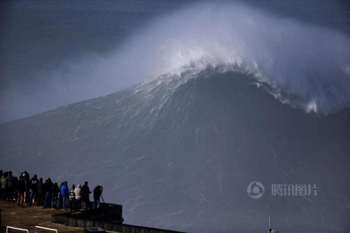 葡萄牙冲浪爱好者挑战滔天巨浪