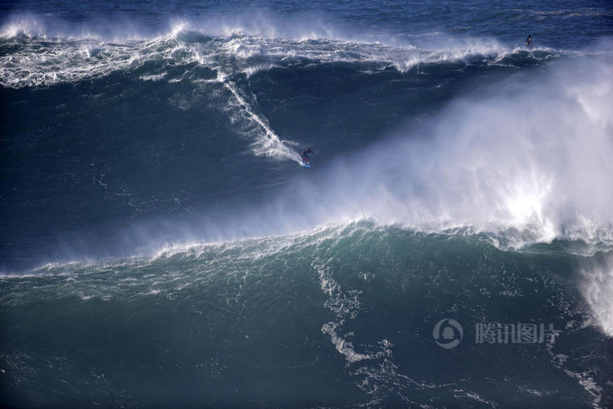 葡萄牙冲浪爱好者挑战滔天巨浪