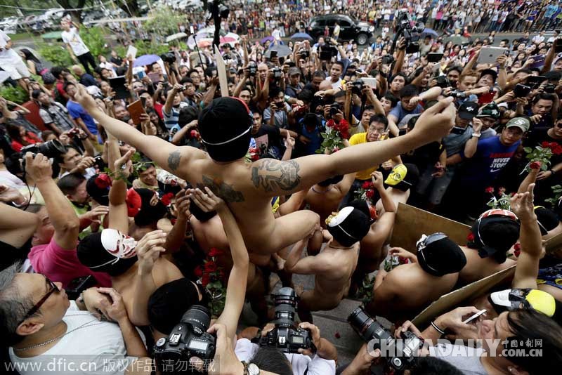 菲律宾大学男生集体裸奔 呼吁关注腐败与全球变暖