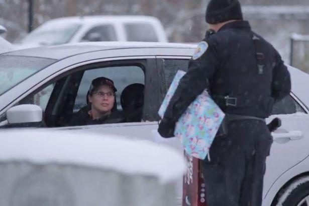 美国警察为司机准备圣诞惊喜 不开罚单改送礼物