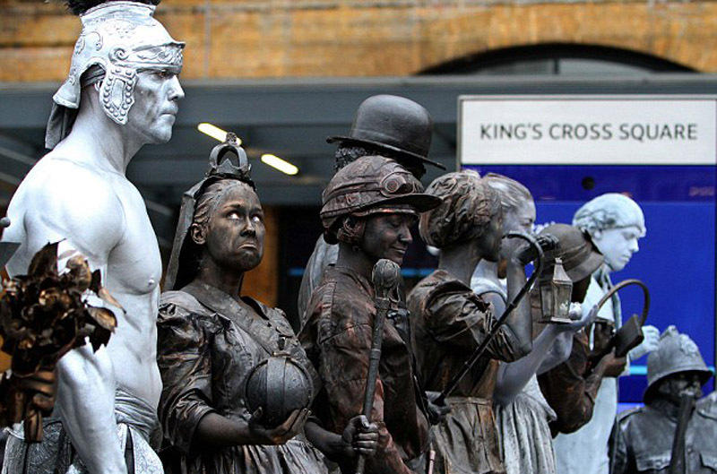 组图：揭秘英国街头活体雕塑艺人辛酸工作史
