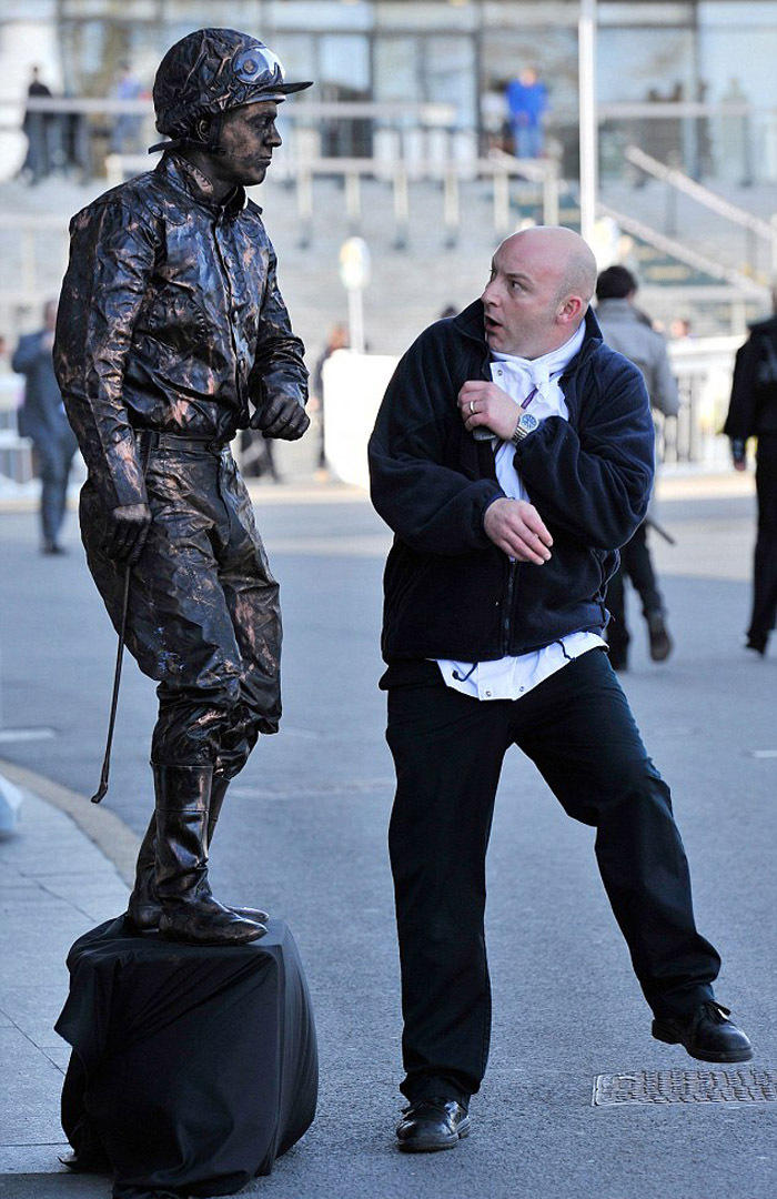 组图：揭秘英国街头活体雕塑艺人辛酸工作史