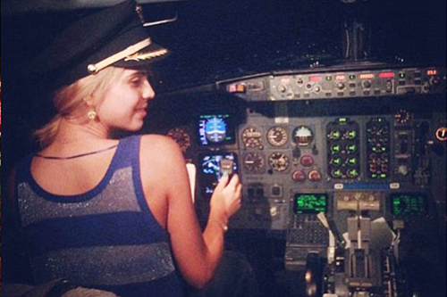 墨西哥飞行员因让女歌手操纵民航客机被开除