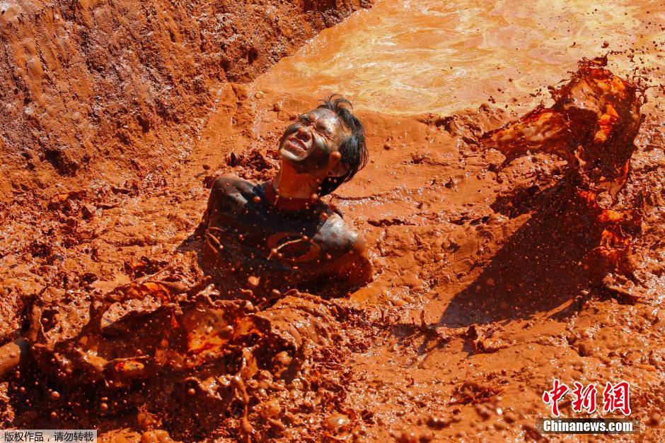 泰国举行慈善泥浆赛跑 参赛者淤泥中摸爬滚打