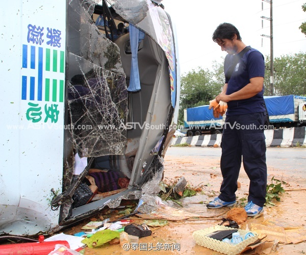 泰国旅游客车侧翻 3名中国游客重伤