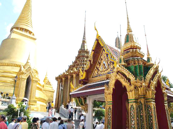 中国游客弄倒曼谷大皇宫栅栏 因有监控停止争吵