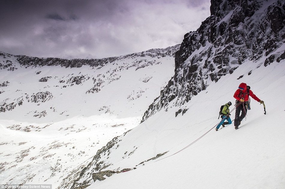 探险家在攀登英国最高峰途中拍下奇美雪景
