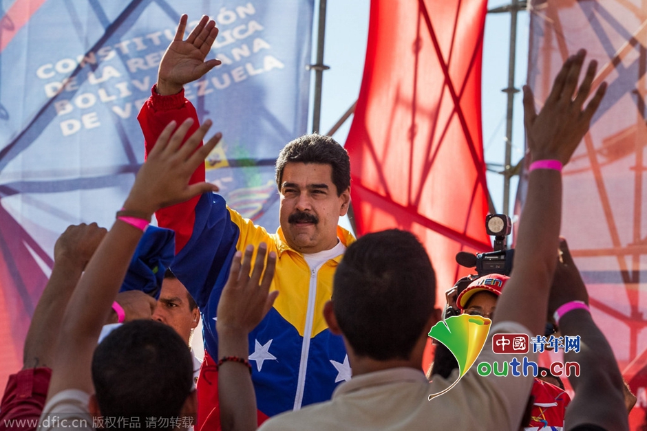 委内瑞拉爆发大游行反美 总统马杜罗参加