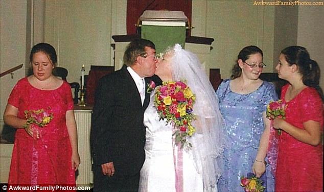 婚礼上的尴尬亲吻照
