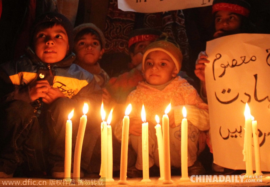 巴141名师生惨死塔利班枪下 民众点蜡烛悼念死伤者